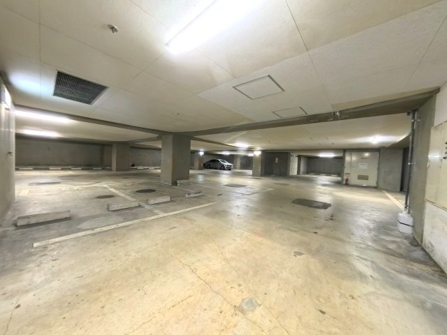 駐車場　関係者以外立ち入りできない地下駐車場なので安心です♪