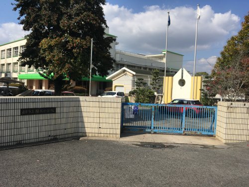 小学校　直方市立植木小学校（小学校）まで874m