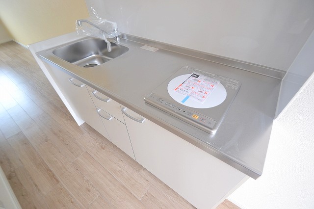 キッチン　IHコンロ搭載。収納が多く、換気扇も立派なものがついてます。