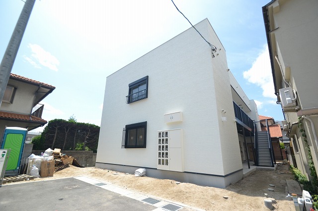 建物外観　全戸東向き。目の前に建物ございません。開放的。