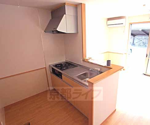 キッチン　ガスの３口コンロ。カウンターキッチン。