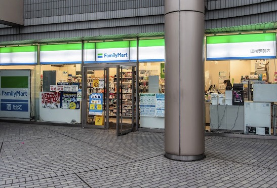 コンビニ　ファミリーマート田端駅前店（コンビニ）まで595m