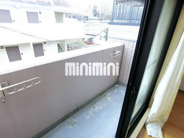 バルコニー　ベランダ付きで洗濯機物も干せますね。