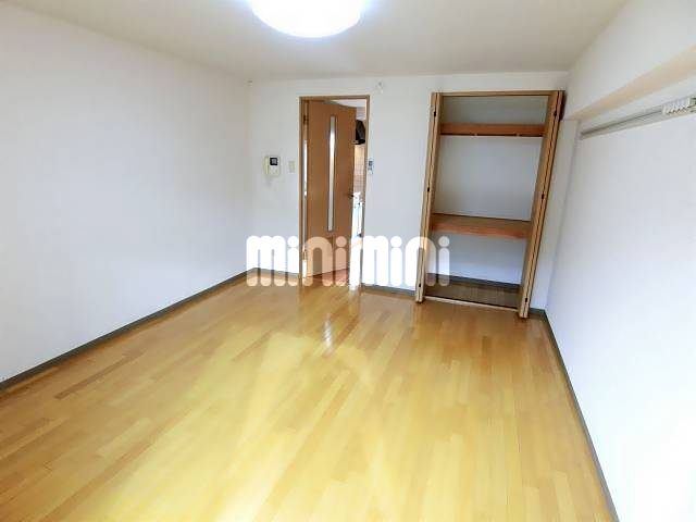 居室・リビング　広めの９帖でゆったりしたお部屋です。