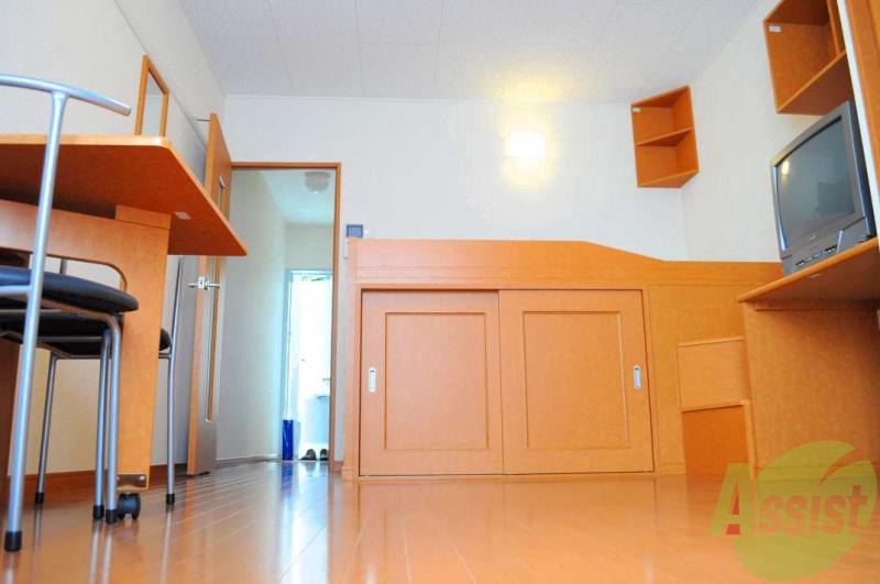 居室・リビング　折りたたみ式の机があり収納も沢山出来ます！