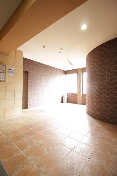 エントランス　外からの光が差し込むエントランス。カメラでは捉えきれませんで