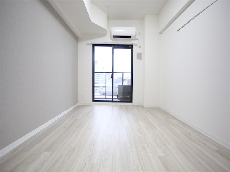 バルコニー　洋室6.8帖　エアコン完備　バルコニー