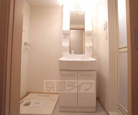 洗面設備　シャンプードレッサ付きの独立洗面台です。