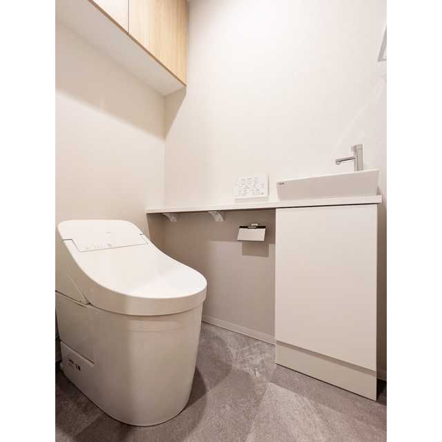 トイレ　■タンクレス温水洗浄便座■ウォールキャビネット収納付き♪