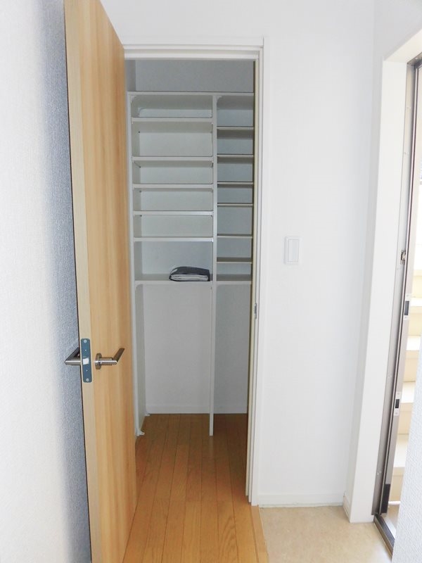 玄関　※他の号室写真になります。