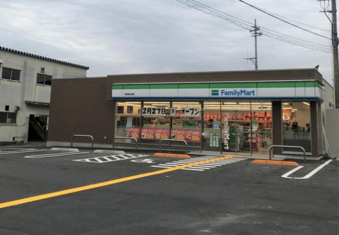 コンビニ　ファミリーマート（コンビニ）まで390m