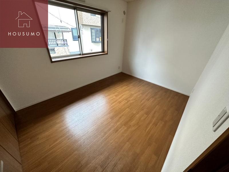 その他部屋・スペース　落ち着いた色調の寝室です