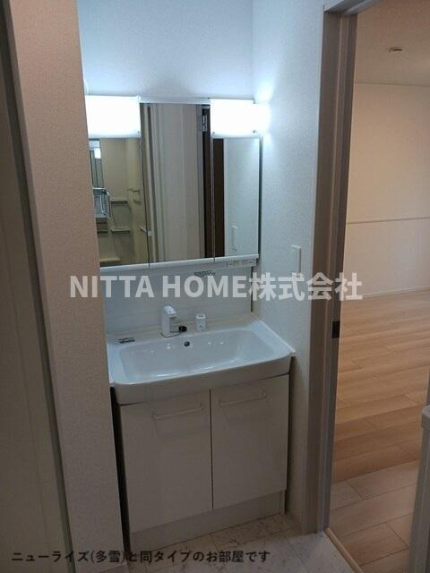 洗面設備　【イメージ写真】三面鏡のシャワー付き洗面台を完備＊