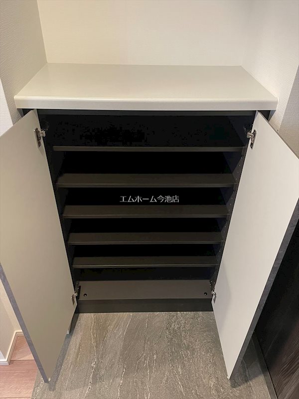 玄関　玄関（シューズボックス完備）