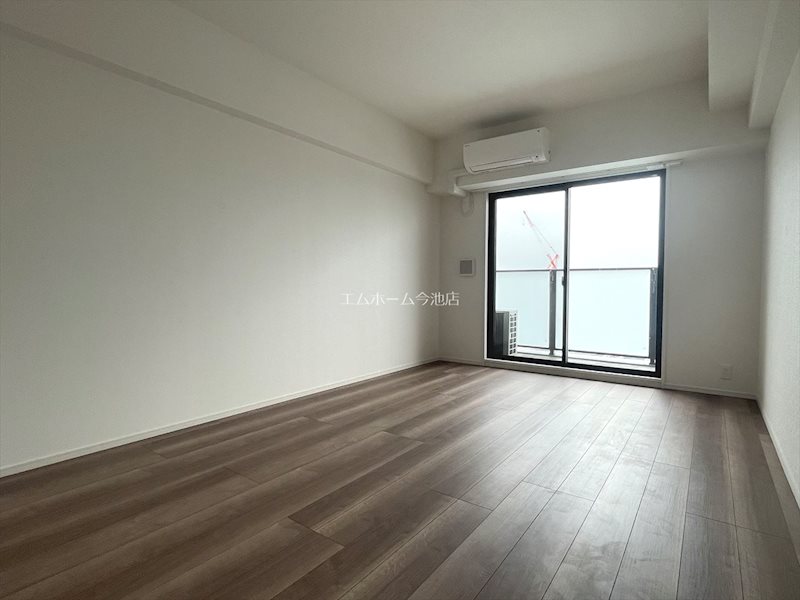 バルコニー　洋室10帖　エアコン完備　バルコニーに面しています