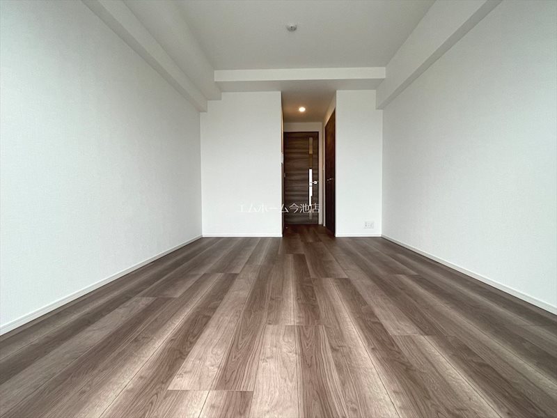 居室・リビング　洋室10帖　エアコン完備　バルコニーに面しています