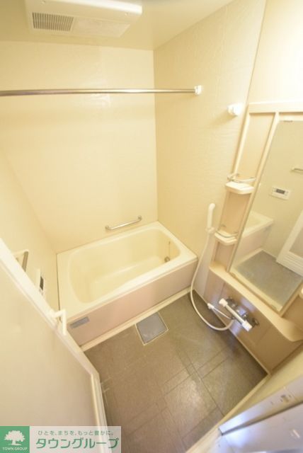 バス・シャワールーム　ゆったり綺麗なバスルーム便利な洗濯棒付き