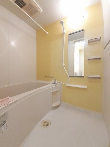 バス・シャワールーム　コンパクトで使いやすいお風呂です