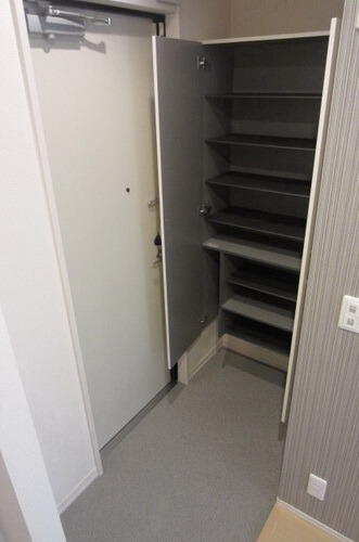 玄関　ブーツを入れたい時などは板を外せます。