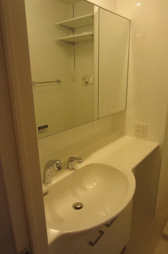 洗面設備　オシャレ好きの方でも安心、３面鏡の洗面化粧台。