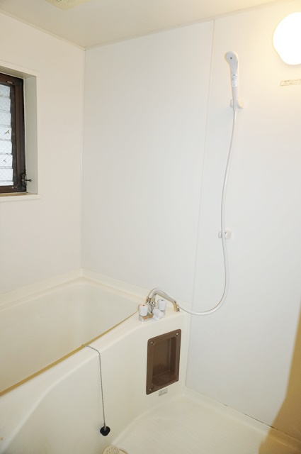 バス・シャワールーム　浴室に窓付き、風通し良好※退去前のため、別部屋写真参照