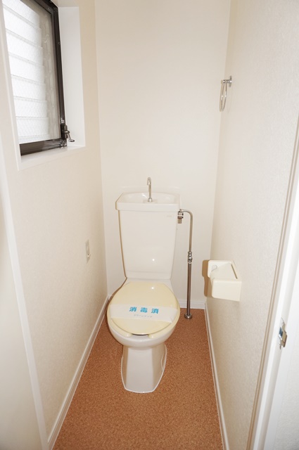 トイレ　トイレにも窓つき※退去前のため、別部屋写真参照