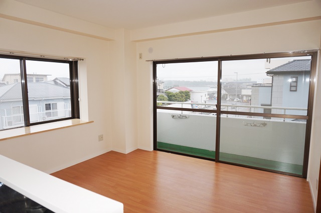 居室・リビング　１２帖リビング、両面採光※退去前のため、別部屋写真参照