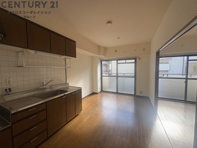 居室・リビング　床色が落ち着いた色合いで綺麗です♪