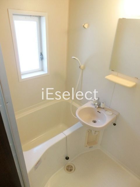 バス・シャワールーム　窓のあるお風呂です。