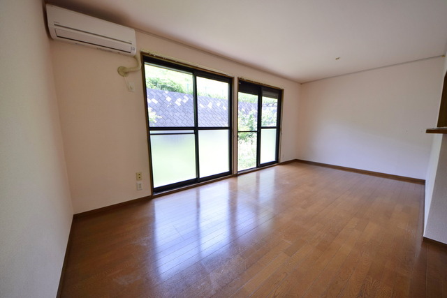 居室・リビング　☆掃出し窓２つ、光の入る明るいリビング☆