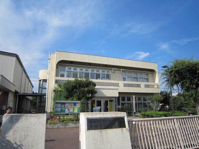 図書館　新町図書館（図書館）まで690m