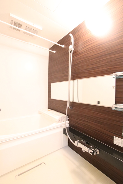 バス・シャワールーム　浴室乾燥機付きです♪