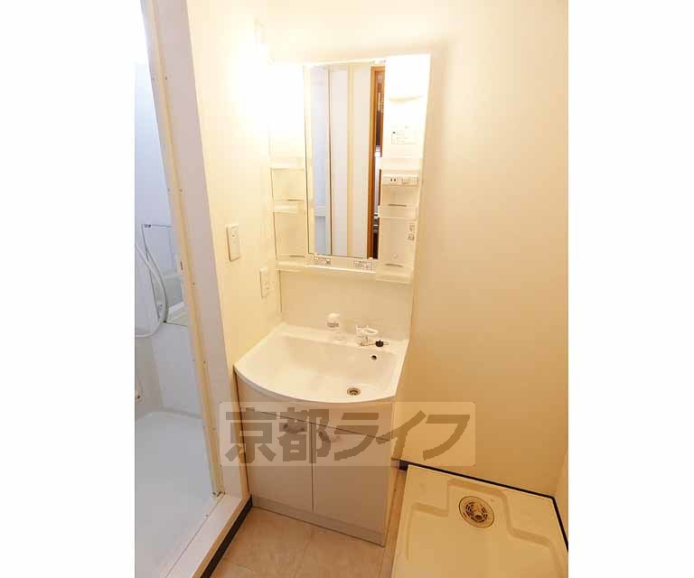 洗面設備　脱衣所付の洗面です