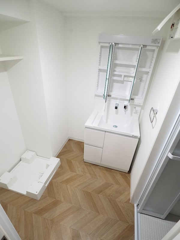 洗面設備　脱衣所も広く、洗濯物の取出し等が楽になります。