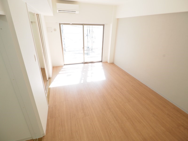 居室・リビング　窓が大きく光が差し込みます。暖かな日差しを感じれそうです。