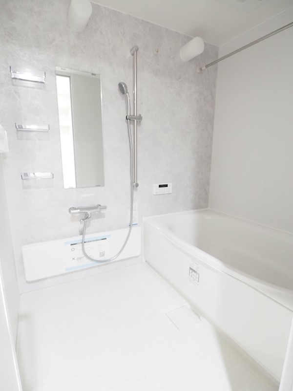 バス・シャワールーム　白を基調に高級感があります。