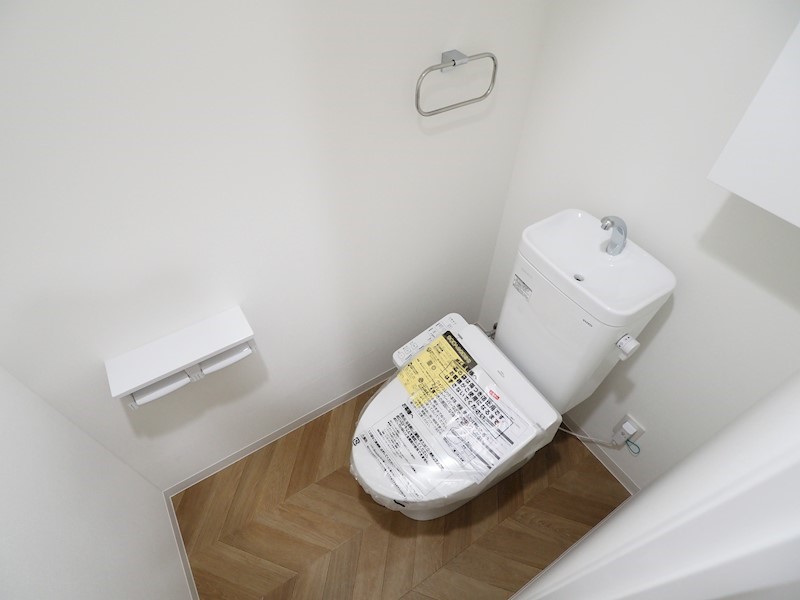 トイレ　座るとドアではなく、壁をみることができます。