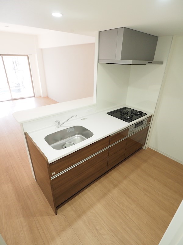 キッチン　キッチンは広く、調理スペースも余裕があります。