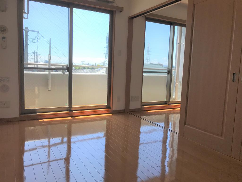 その他　2部屋ともバルコニーに面して明るい室内