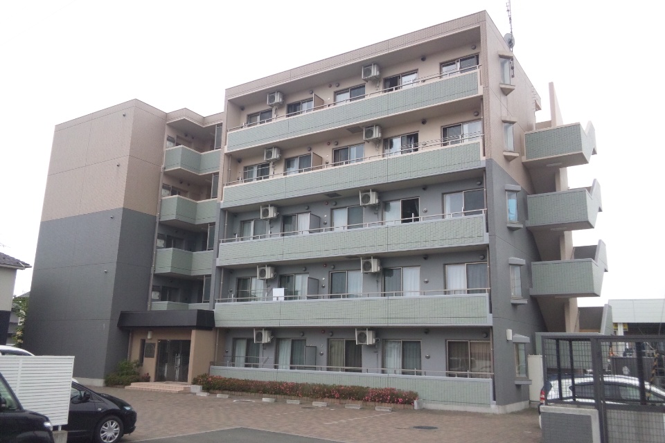 建物外観　敷地専用駐車場あり