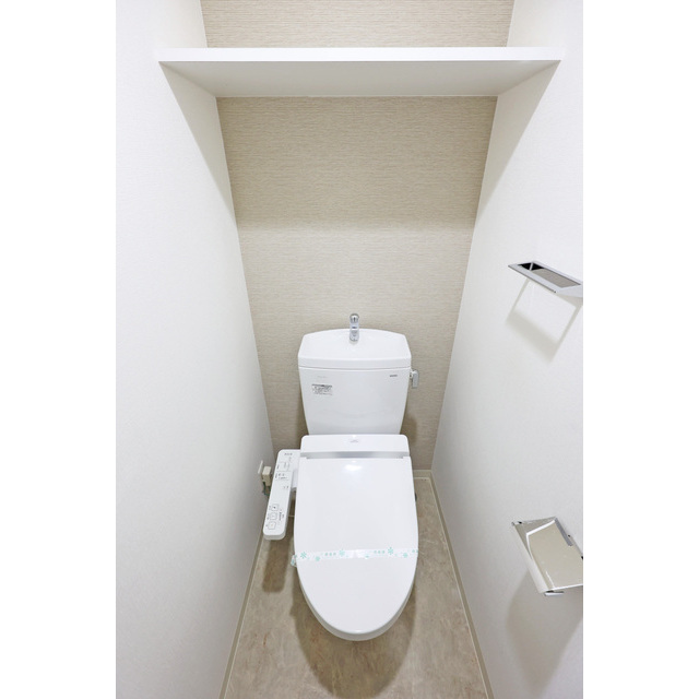 トイレ　落ち着いた色調のトイレです