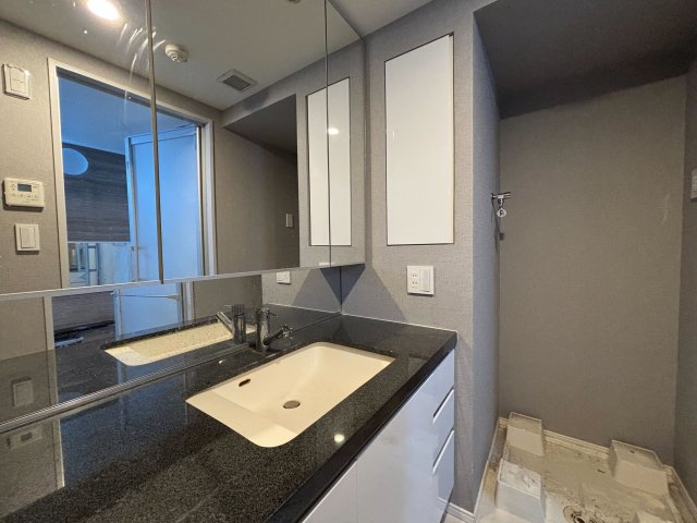 洗面設備　大理石調の高級感ある洗面台です。