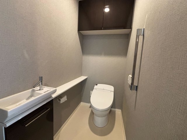 トイレ　手洗い場付の広々としたお手洗いです。