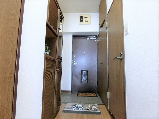 玄関　別のお部屋のモデルルームになります。※現況優先