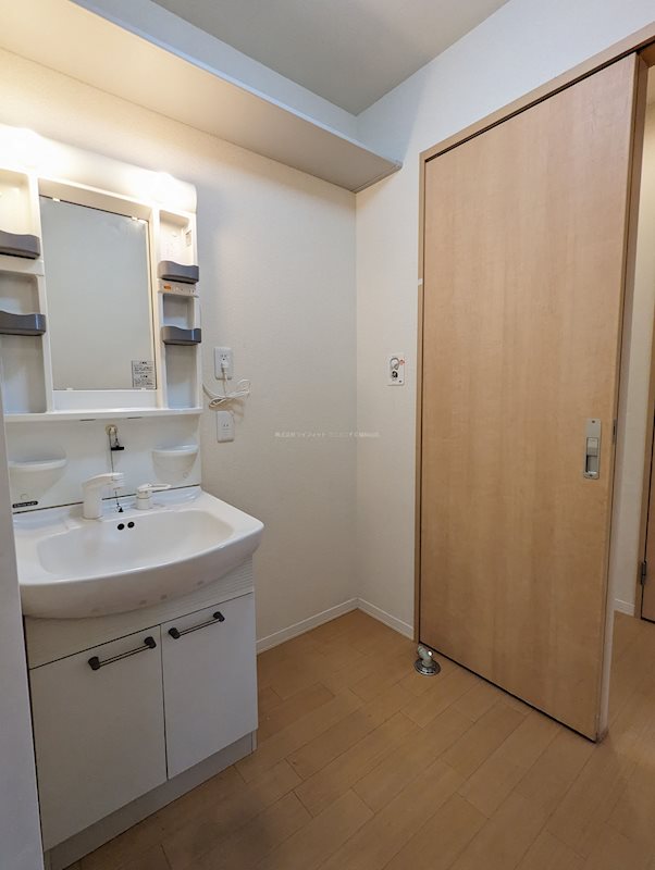 洗面設備　※同物件別部屋の写真です。