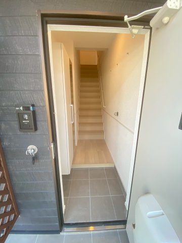 玄関　※同タイプの写真となります。