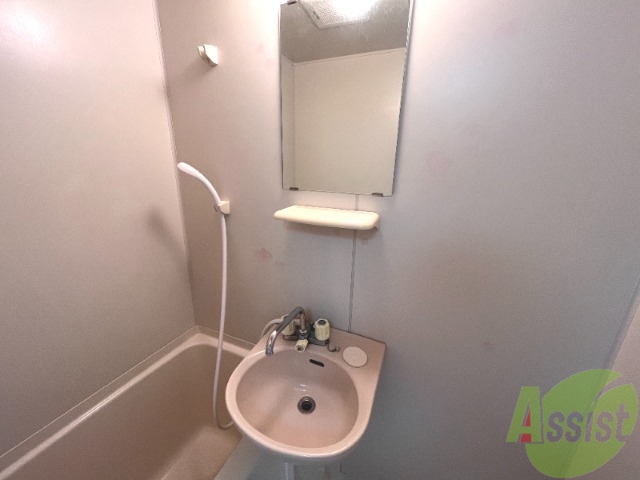 洗面設備　洗面台は浴室の中にあるタイプのものになります。