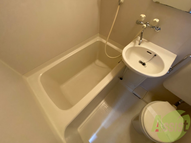 バス・シャワールーム　こちらはお風呂。一日の疲れをここで癒してください。