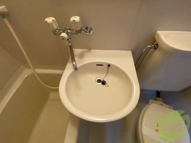 洗面設備　洗面台はこちら。手や顔を洗ったりできますよ。