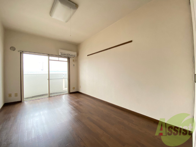 居室・リビング　７．１帖の洋室です。広々として、きれいですね。